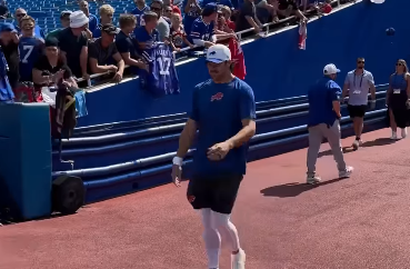 NFL バッファローが熱狂！現MVPのスターQB、地元ファンとの心温まる交流シーンが話題