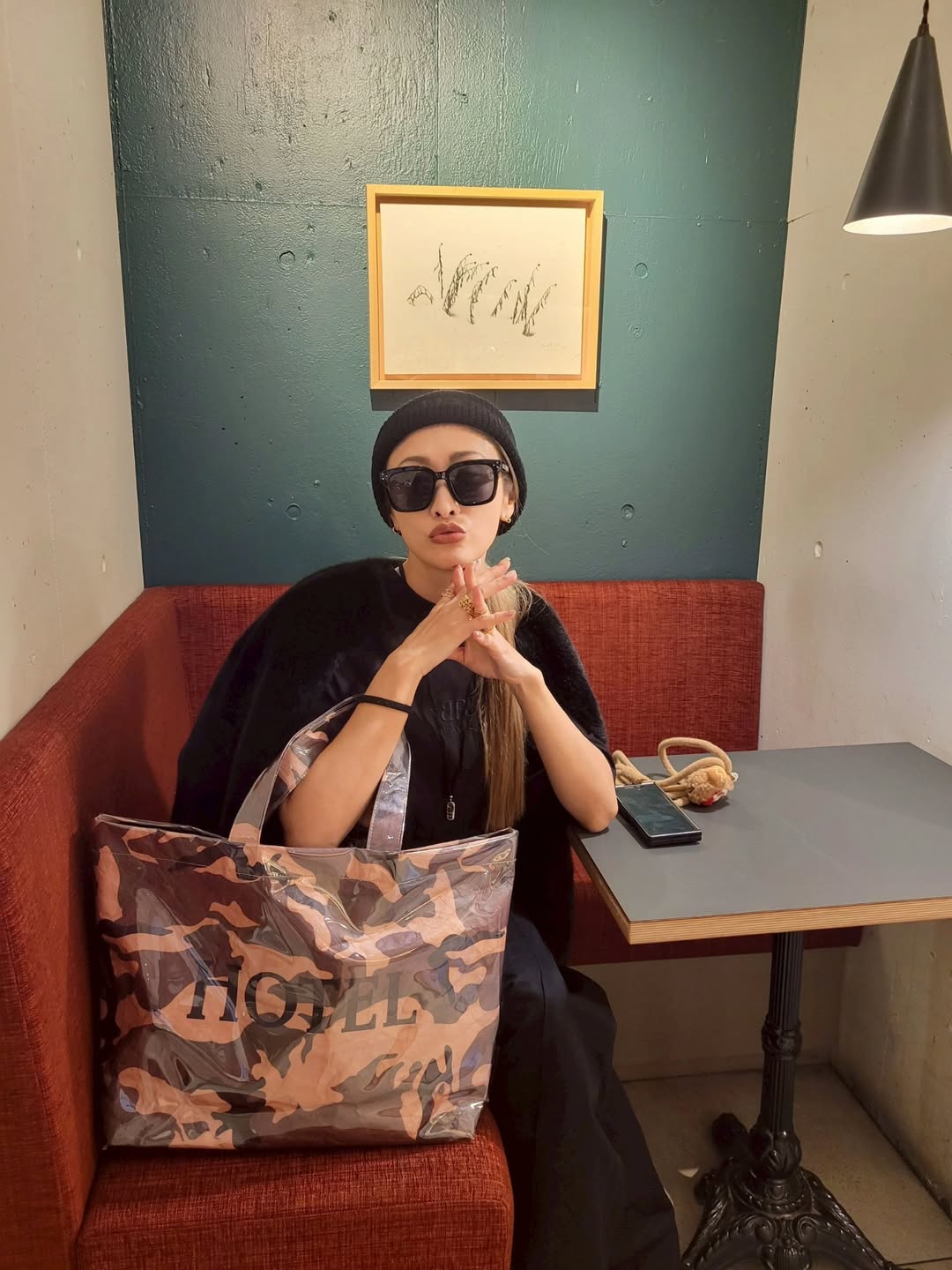 人気モデルが愛用バッグを紹介　迷彩柄トートで“大人カジュアル”完成