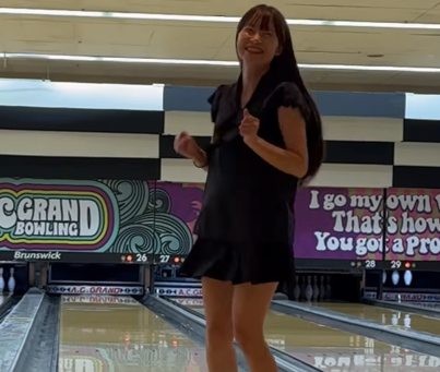 美女スキムボーダー、ストライクを決め”MAX・大はしゃぎ”！乙女フォームがキュートだとファン白熱「可愛すぎます」