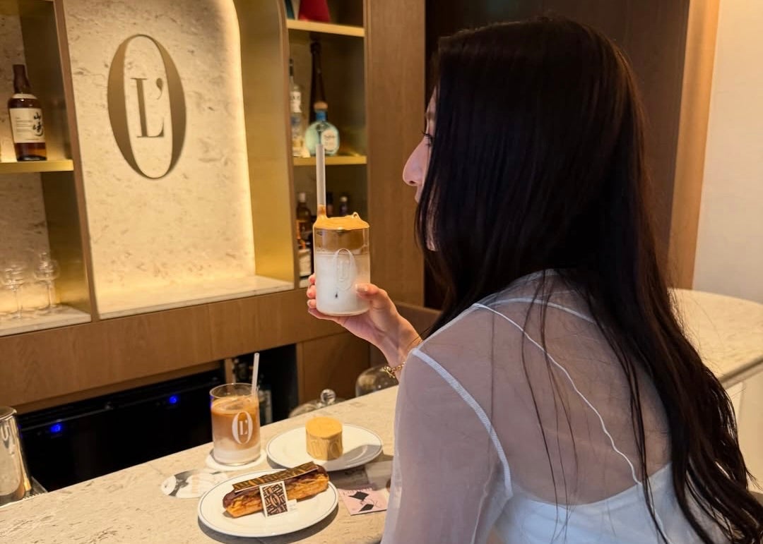 “美女フットボーラー”の優雅なオフ…秋を感じるカフェショットが話題に