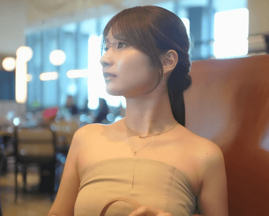 「かんんんんんわいい」美女インフルエンサー、レストランで魅せた”お優雅ショット”にファンメロメロ「私が今まで見た中で最も美しい」