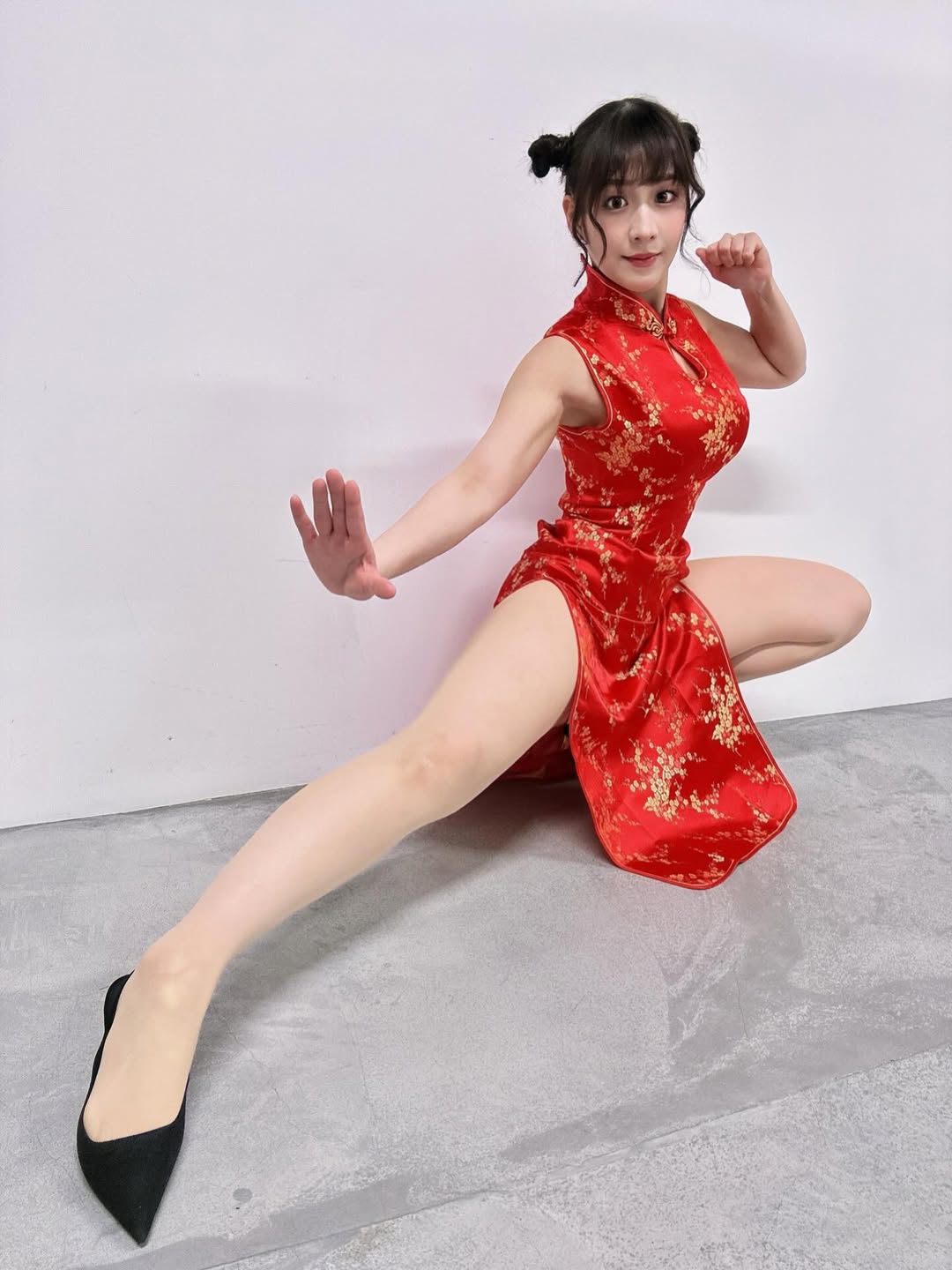 むち可愛ナンバーワンタレントが”チャイナ服、着ちゃいな”ショットで最強美脚を披露！