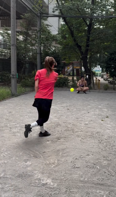 美女ソフトボール系インフルエンサー・大塚彩、JDリーグ始球式に向け革ボールで猛特訓「もっと速くもっと重い球にしたい」