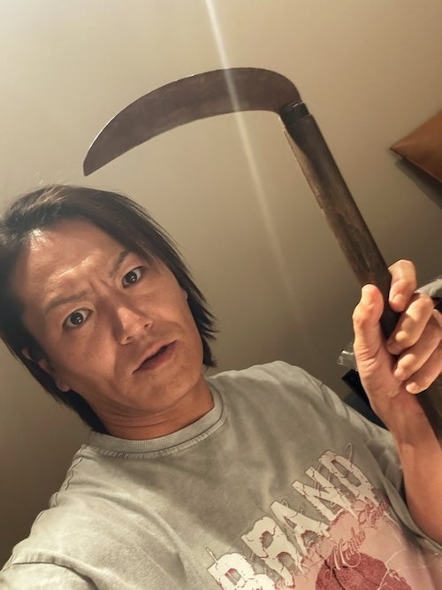 狩野英孝があの話題のドラマを視聴&カマを持った最新ショットを公開！