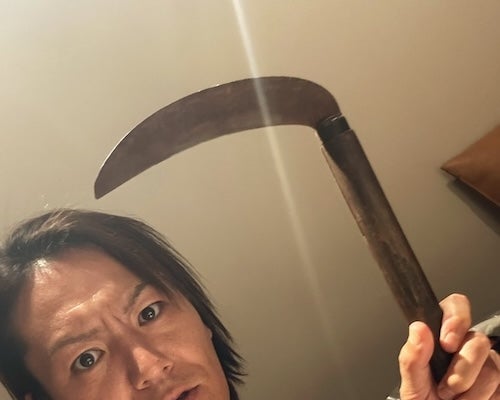 狩野英孝があの話題のドラマを視聴&カマを持った最新ショットを公開！