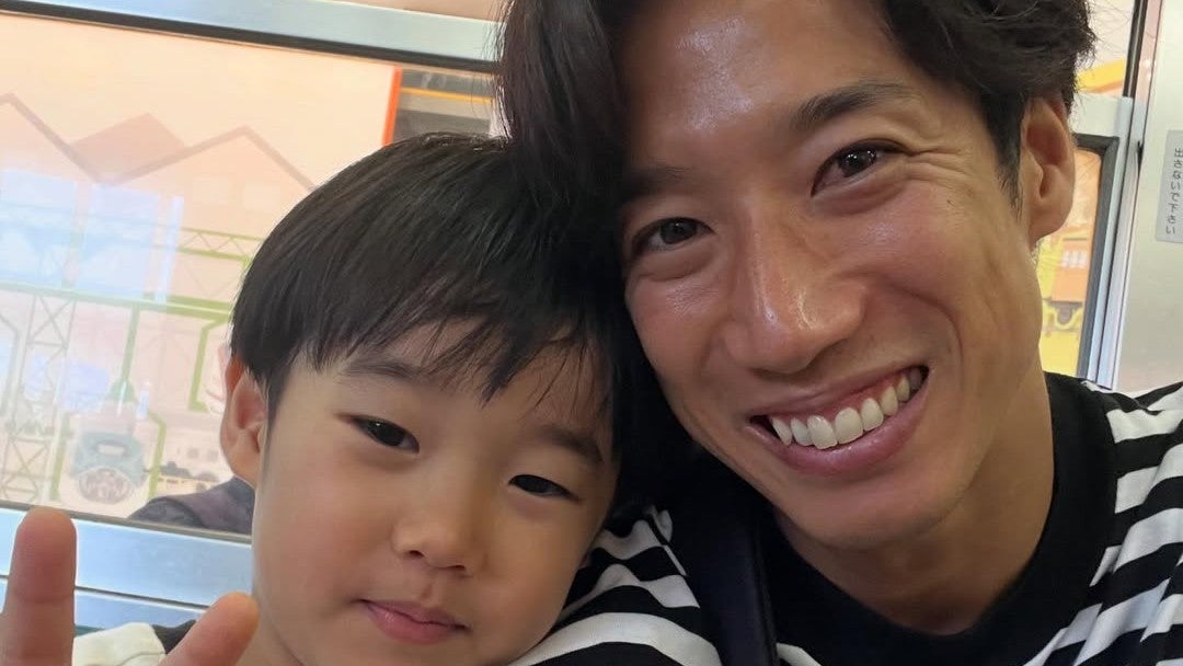 笑顔あふれる“父と長男デート”…元日本代表が見せた休日の素顔