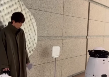 小山慶一郎、謎のロボットに遭遇！戸惑う姿にファンほっこり