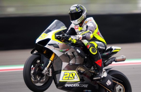 まさに“マニアック”な復活劇！イアンノーネ、ムジェロで魅せた爆速ウイリーショットが話題沸騰！