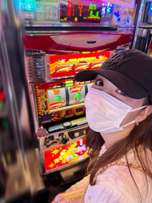 藤田ニコルがパチンコ屋に!?「ジャグラーがあったから写真撮っちゃったよ」