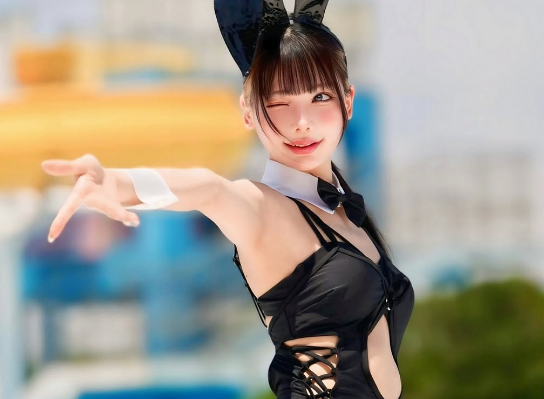 「チェックメイトだ」人気コスプレイヤー、バニーガールで”必殺・指先ポージング”を披露！ファン完敗「チェックメイトされました」