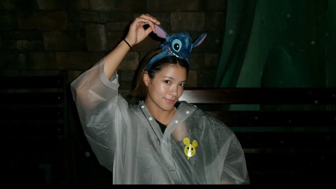 「可愛いー」柔道家・阿部詩、レインコート姿でディズニーショットにファン歓喜！