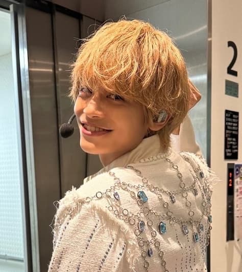 「やっと振り向いてくれましたね」中間淳太、キラキラ衣装で王子様スマイルを披露！