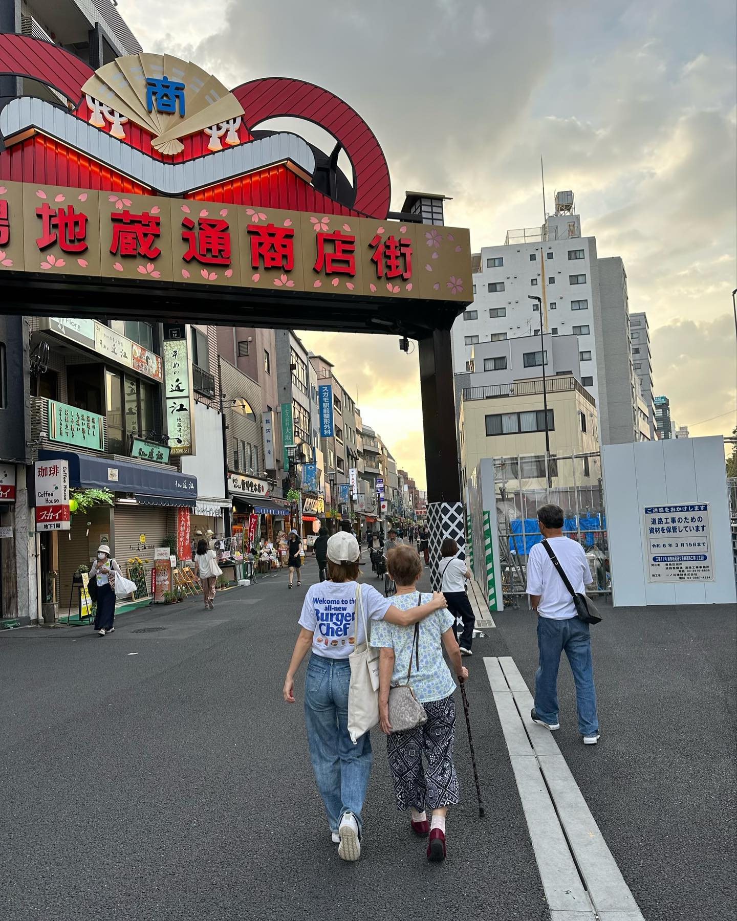 鈴木奈々が祖母との思い出の一枚をアップ📸「#ばぁちゃんとお買い物 #巣鴨地蔵通り商店街」