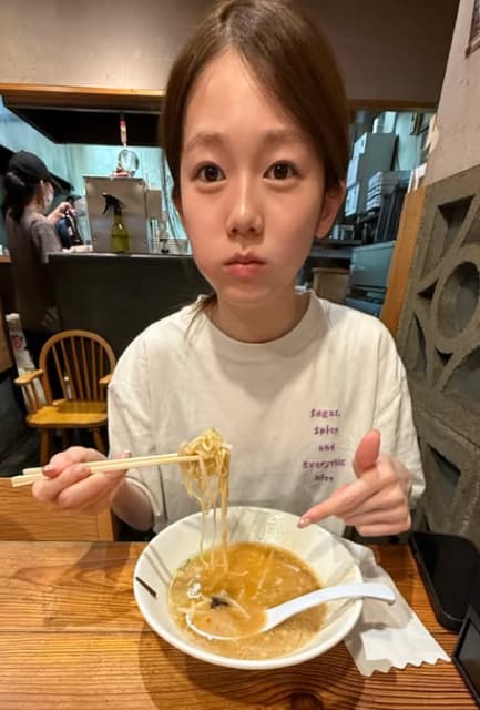 「あかん！ラーメン食べたい」女優・川口葵 ラーメンの衝動に襲われる！？「かわいい」と話題に！