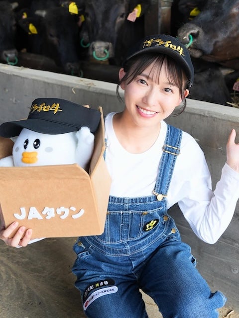 志田音々、福岡で初の牛舎訪問！「お肉の宅配 肉市場」全力宣伝部長として意気込み語る