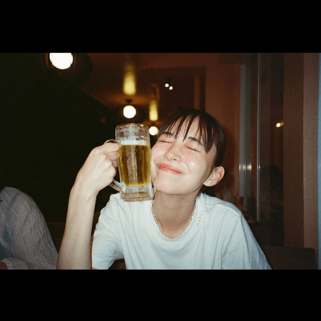 お疲れ様！井桁弘恵がジョッキを片手に”120％”スマイルショットを公開