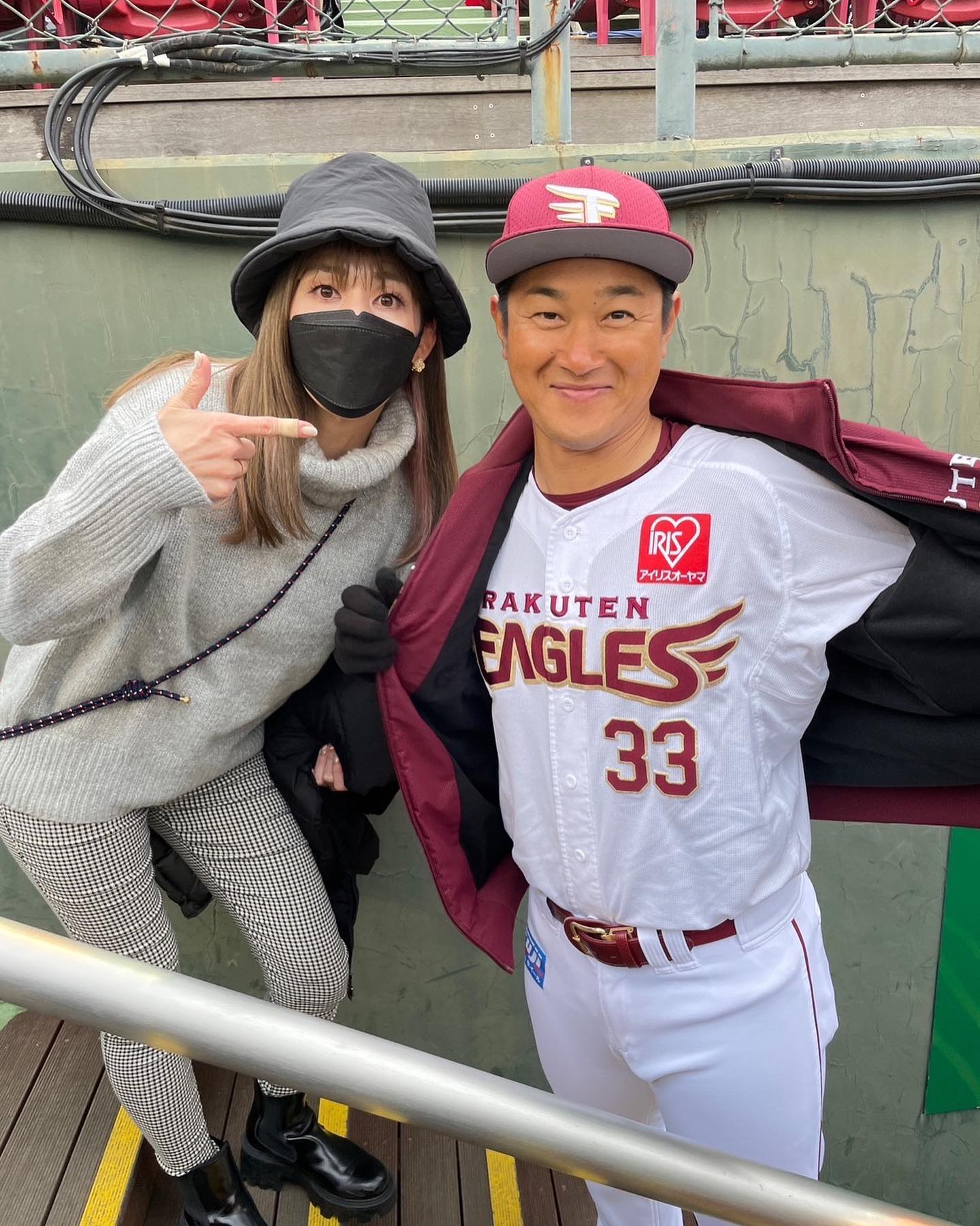 まさかの交友👀⁉︎吉田沙保里が「家族ぐるみ」の楽天・銀次と2S✨