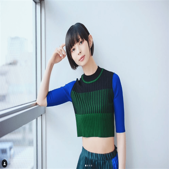 「最上もが」が受けた”特別インタビュー”！ヘソ出し系のブルートップス写真が美しすぎる