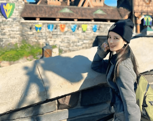 綾波レイのコスプレで話題になったラウンドガール、夢の国で”小悪魔アイズ・ショット”を披露しファン魅了！「ニット帽まで可愛い」