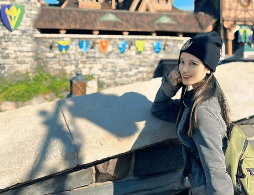 綾波レイのコスプレで話題になったラウンドガール、夢の国で”小悪魔アイズ・ショット”を披露しファン魅了！「ニット帽まで可愛い」