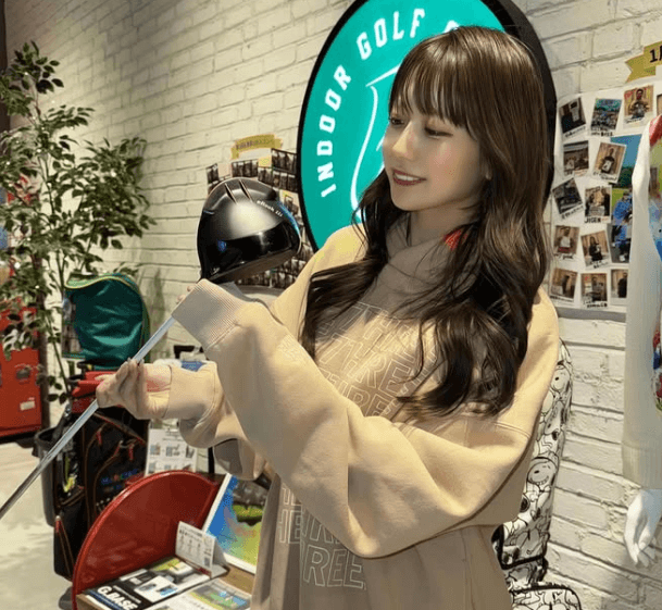 「超カワイイ！」46万超フォロワーの大人気ラウンドガール、ゴルフ女子モードの店内フォトが美麗すぎると話題に「エクセレント」