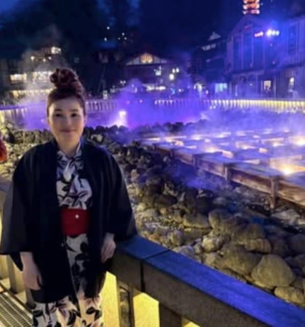 平野ノラ、草津ロケで「チョイナ、チョイナ」温泉気分全開！