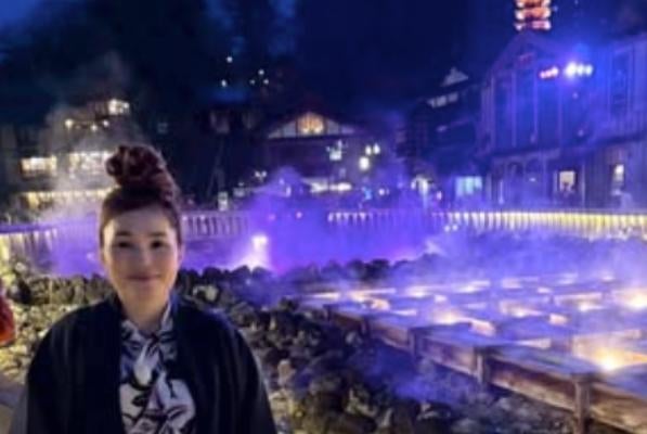 平野ノラ、草津ロケで「チョイナ、チョイナ」温泉気分全開！