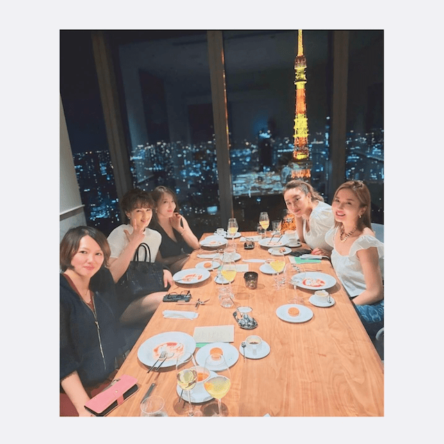 女優・吉瀬美智子がオフショット公開、女子会ならぬ美女会！？