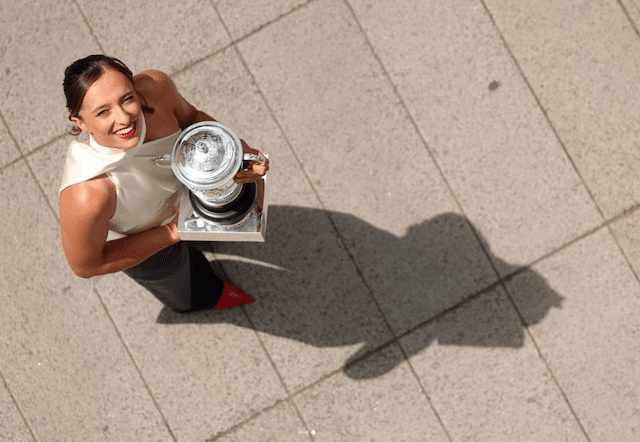 イガ・シフィオンテク 決勝から一夜明け白ドレスを纏い記念撮影