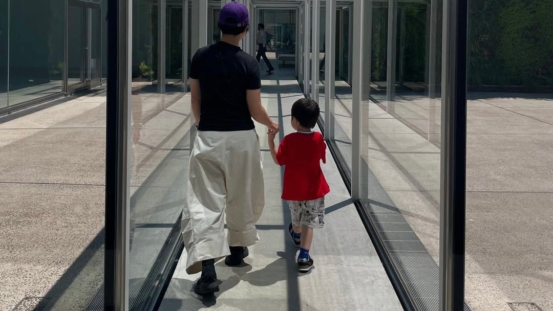 「背中だけでステキな光景」イモトアヤコ、息子とふたり旅で訪れた場所とは！？