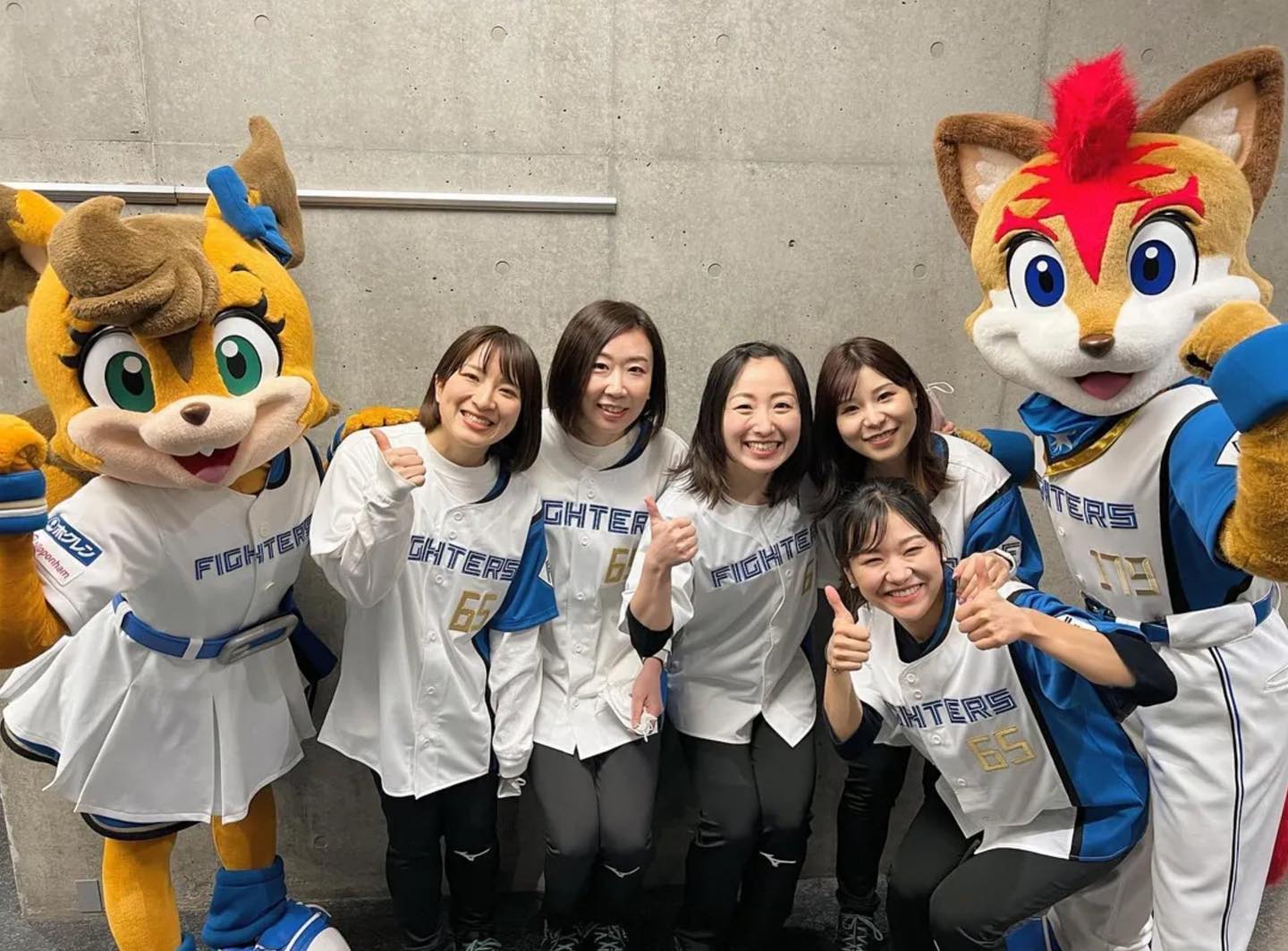 ロコ・ソラーレが日ハムのユニを着て集合写真❗️📸「みんな最高の笑顔😍」