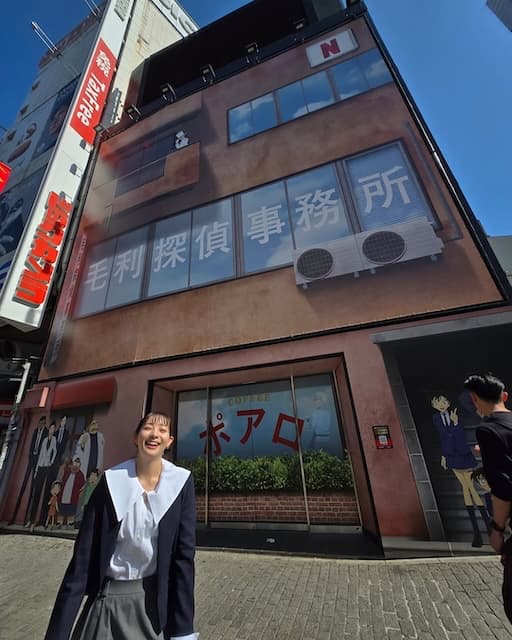 「赤い蝶ネクタイあれば完璧だったな」足立梨花の“コナン風”ファッションにファンからコメント続々