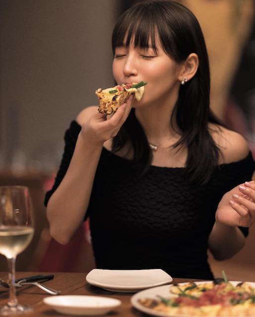 吉岡里帆 ピザを頬張る姿が可愛すぎると話題に！「頬張ったあとの笑顔がタマラン」
