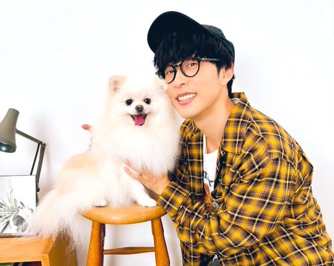 オーイシマサヨシが「月刊わんこ」の撮影に！愛犬との2ショットを公開