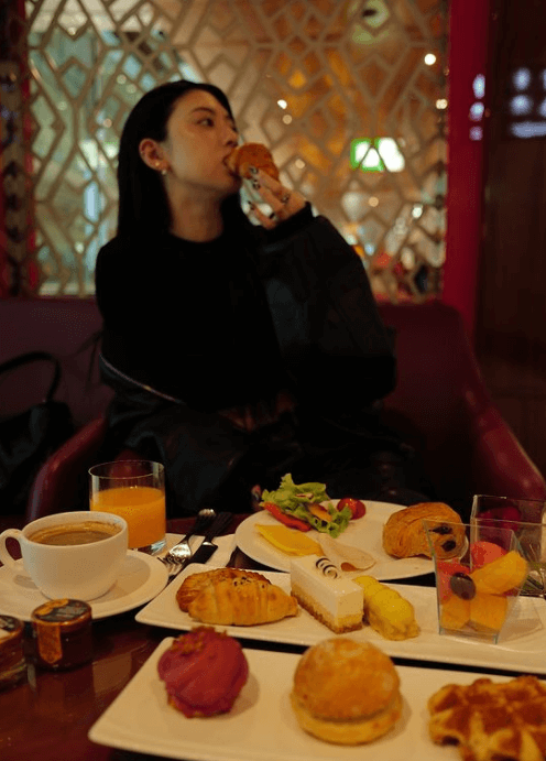 三吉彩花の「空の旅」、機内食を楽しむビューティーショットを公開！