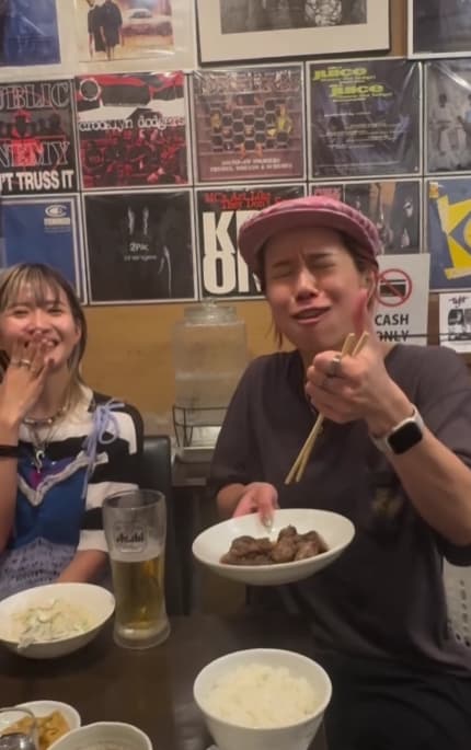 「めっちゃ仲良しなのが伝わってくる！」人気俳優〇〇のオフショットが話題に！！