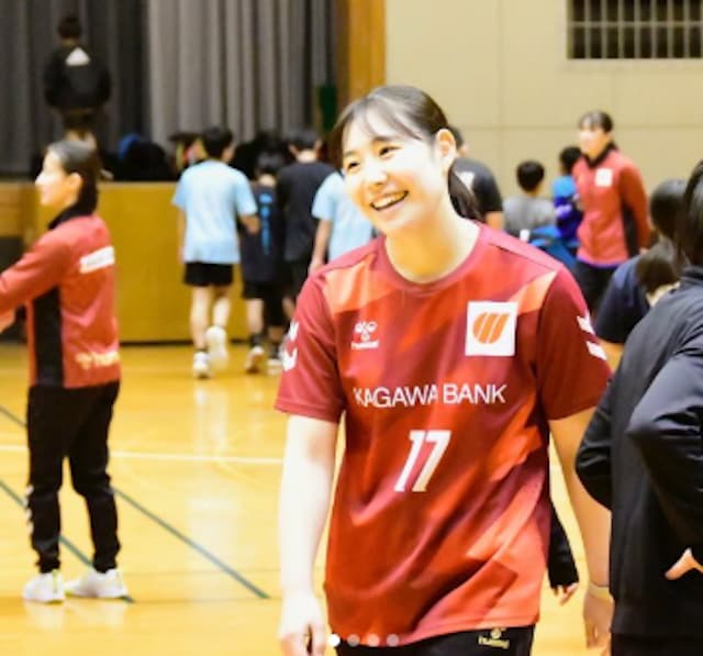 ハンドボール女子 石亀萌夏　ハンドボール教室で可愛い小学生たちから元気を充電