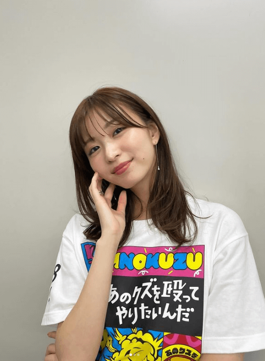 岡崎紗絵「あのクズTシャツ」着用の”2度惚れキュート”な最新ショットでファンを魅了！