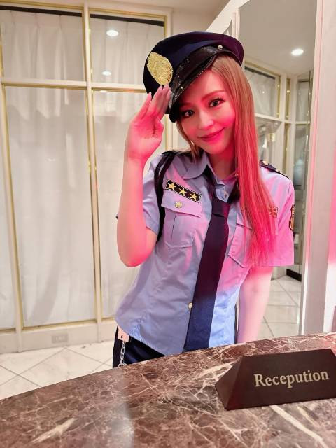 話題の実写ドラマ『笑ゥせぇるすまん』出演の平野綾、セクシーすぎる⁉ミニスカポリス姿にファン悶絶！