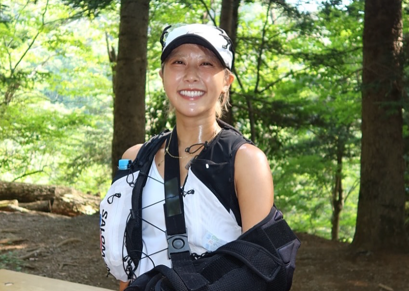 「左腕固定でも笑顔満開」陣在ほのか、高尾山登山で見せた前向きリハビリショット