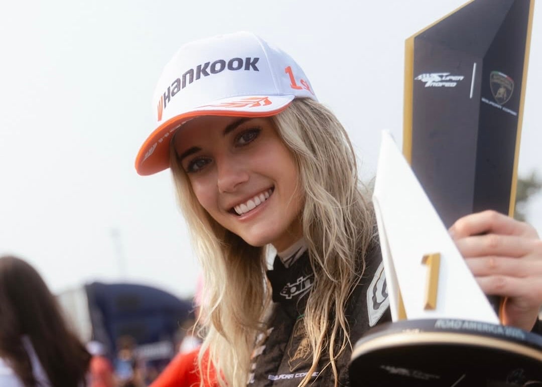 美女レーサー、NYで艶やか変身！“ぴちぴちレザー”とタイツ姿で曲線美全開