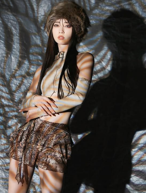 「もう、スーパーモデルにしか見えない」トルコ帽を被ったあの美女、ヒョウ柄美脚ショットを披露！ファンドキドキ状態