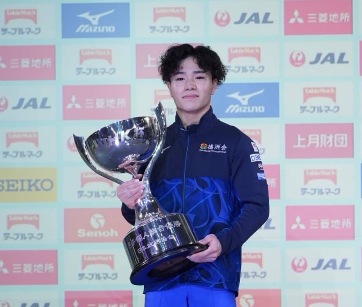 岡慎之助、NHK杯連覇達成報告に祝福の嵐！2位・橋本大輝と世界選手権代表2ショット公開！