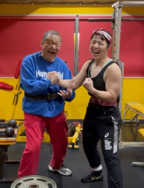 浜口京子が筋トレの成果をアップ！両手でダンベルを持ち上げる動画も