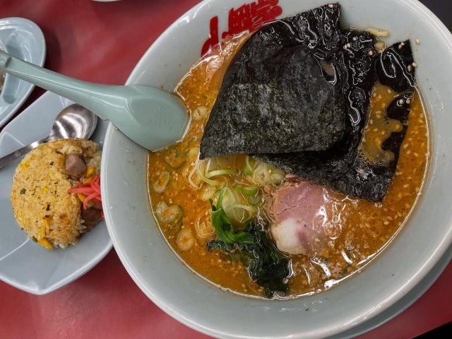 佐藤仁美が「山岡家」ついに実食、ラーメン愛あふれる満腹ショット