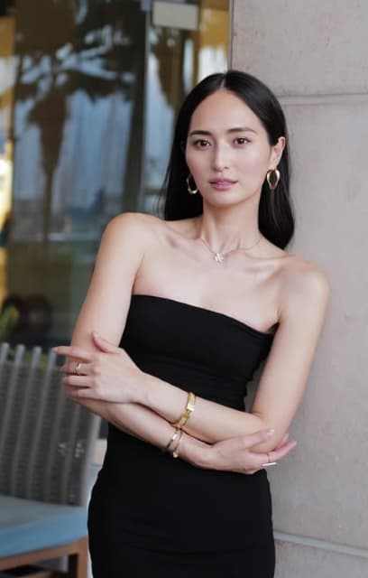 女優・山賀琴子の黒いワンピース姿が美しすぎ！「カッコイイ！」と話題に！