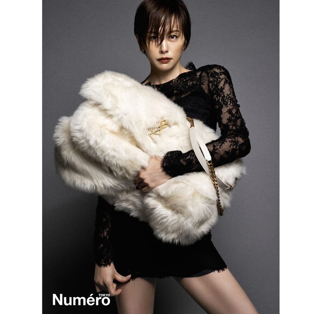 米倉涼子の太ももが露わに！大胆スタイルで美脚を披露