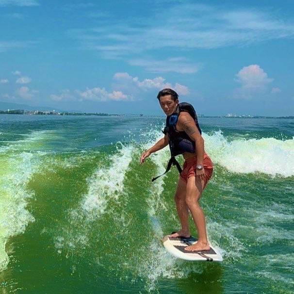 ファン歓喜！超大物格闘家がサーフィンに転向？？「何をしても かっこいいわ」