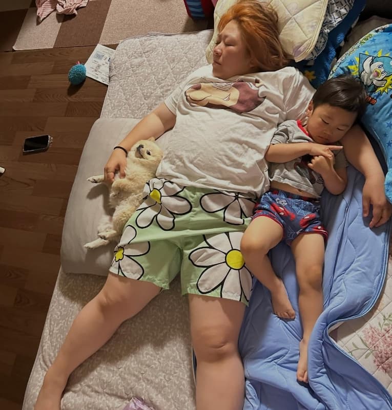 「両手に花とはこのこと」寝るスタイルが羨ましすぎる！人気芸人〇〇の就寝ショットが話題に