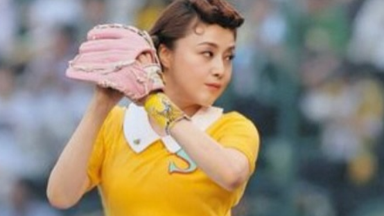 藤原紀香、甲子園で“サザエさん”始球式に登場！「超絶美人すぎる」「泣けるほど感動」ファン歓喜の嵐